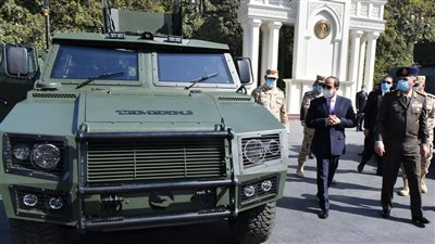 السيسي يتفقد عددًا من النماذج للمركبات المدرعة بعد تطويرها