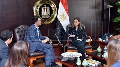 سحر نصر تبحث مع نائب رئيس 