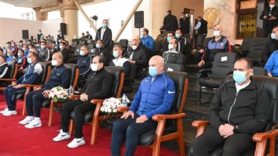 السيسي يتفقد الأنشطة التدريبية للطلبة الجدد بالكلية الحربية ويلتقي أسرهم 