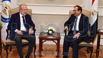 وزير البترول يبحث مع السفير الأسبانى سبل دعم التعاون المشترك