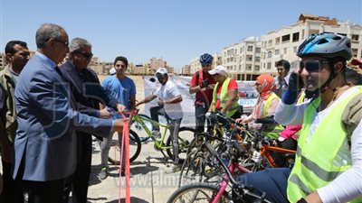 بالصور.. وزير الرياضة ومحافظ البحر الأحمر يشهدان ماراثون الدراجات بالغردقة