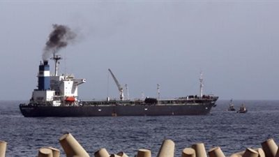 بالفيديو..سلاح الجو الليبي يقصف ناقلة نفط قبالة ميناء 