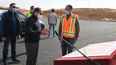 على مساحة 300 فدان.. السيسي يتفقد مركز النقل المتكامل