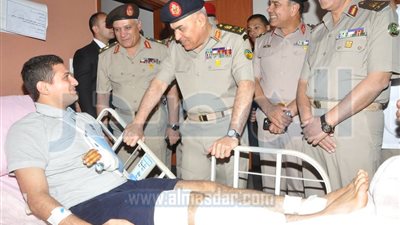 بالصور.. صدقي صبحي يطمئن على مصابي القوات المسلحة في مواجهات الإرهاب