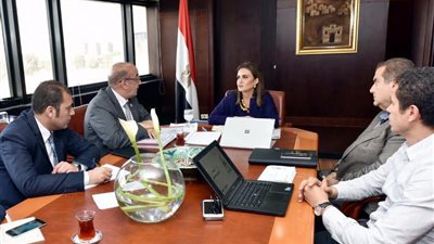 سحر نصر تبحث مع 