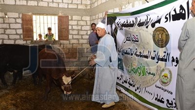 رئاسة الجمهورية توزع 175 رأس ماشية على الأسر الأكثر إحتياجا ًبمركز 