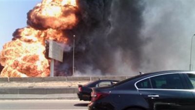 فديو.. انفجار خط غاز واشتعال النيران قبل مدخل التسعين بالتجمع الخامس