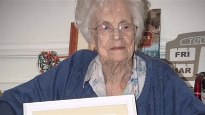 معمرة بريطانية تتخرج من الجامعة في عمر الـ101