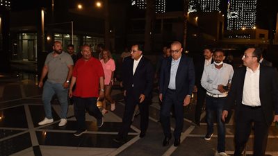 رئيس الوزراء يقوم بجولة ليلية لتفقد المنطقة الترفيهية بالعلمين الجديدة