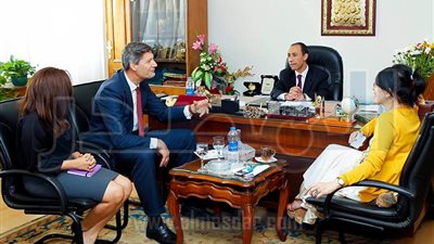 رئيس إتحاد الإذاعة والتلفزيون يبحث سبل التعاون المشترك مع البنك الأوروبي