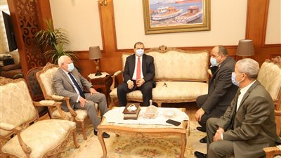 «سعفان» يصل بورسعيد لتسليم بوالص تأمين للصيادين والعمالة غير المنتظمة