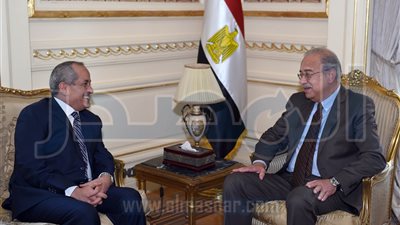 رئيس الوزراء يبحث مع سفير الأردن التعاون الاقتصادي