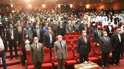 سعفان يسلم 500 صياد في بورسعيد وثيقة للتأمين التكافلي ضد الحوادث