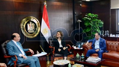 سحر نصر تبحث مع مميش ضخ استثمارات لتنمية محور قناة السويس