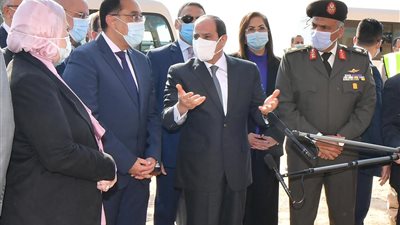 السيسي يتفقد عزبة الهجانة.. ويوجه باستمرار تطوير المناطق العشوائية