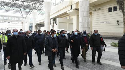 وزير النقل يتابع التجهيزات النهائية لمحطات القطار الكهربائي الخفيف LRT