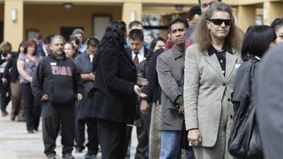 تراجع طلبات إعانة البطالة الأمريكية إلى أدنى معدل فى 45 عام