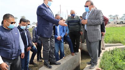 القصير يوجه المزارعين بضرورة التحول لنظم الري الحديثة