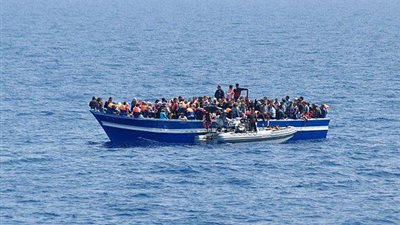 بالفيديو.. إنتشال 300 مهاجر قبالة السواحل اليونانية