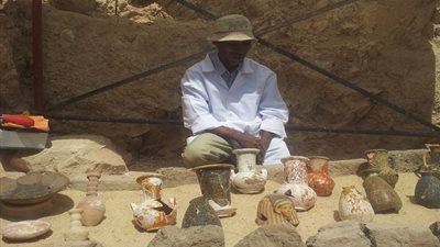 اكتشاف 1050 تمثالا صغيرا في مقبرة 