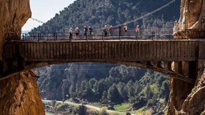 صور.. افتتاح أخطر طريق في العالم بعد 14 عاما من إغلاقه