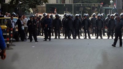 الأمن يغلق شارع عبد الخالق ثروت .. ودخول 