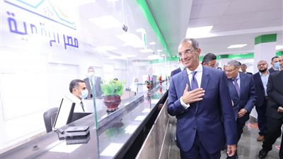 وزير الاتصالات يفتتح ويتفقد عدد من مشروعات مبادرة حياة كريمة فى المنيا