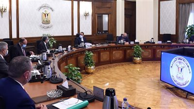 رئيس الوزراء يتابع خطوات إنشاء محطات تحلية مياه البحر