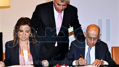 سحر نصر توقع اتفاقا مع 