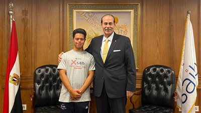 رئيس بنك saib يلتقي البطل محمد الحسيني لدعمه قبل محاولة عبور المانش