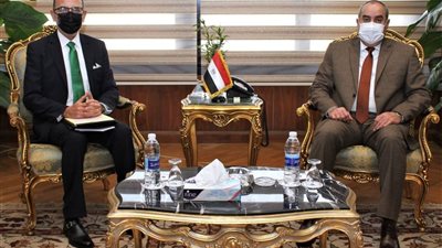 وزير الطيران يبحث التعاون مع سفير المكسيك لدى القاهرة
