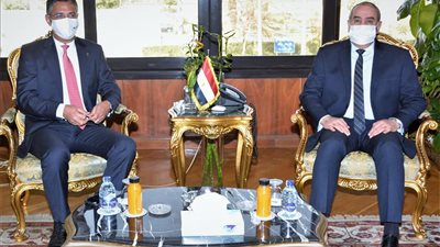 وزير الطيران يبحث مع رئيس الهيئة القومية للبريد سبل التعاون المشترك