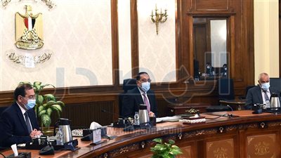 رئيس الوزراء يتابع جهود توفير احتياجات المشروعات من المواسير