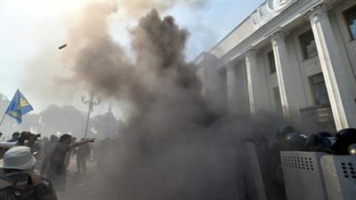 إصابة 90 شخصاً في انفجارات أمام البرلمان الأوكراني