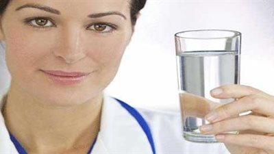 دراسة: تناول كوبي ماء قبل الطعام يساعد على فقدان الوزن