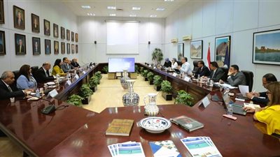 وزير السياحة يناقش استعدادات وتحضيرات بدء الموسم الجديد للعمرة