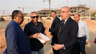 وزير الإسكان يتفقد مشروعات المرافق والطرق فى القاهرة الجديدة 