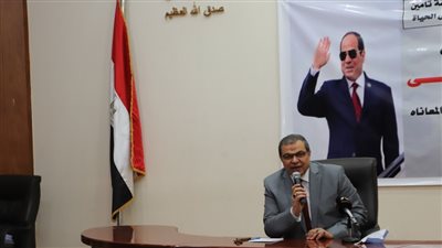 سعفان يسلم 150 عاملاً غير منتظم بالقليوبية وثيقة تأمين على الحياة