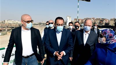 رئيس الوزراء يتفقد مشروع تطوير منطقة سور مجرى العيون