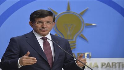 رئيس الوزراء التركي يتنحى عن رئاسة الحزب الحاكم