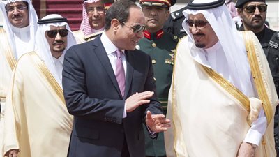 استقبال الملك سلمان للسيسي فور وصوله مطار الرياض (صور)