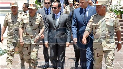 بالصور.. السيسى يتفقد القرى النموذجية الجديدة بالفرافرة