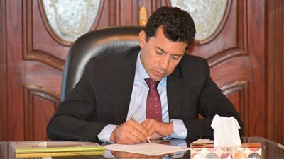 وزير الرياضة يناقش مع اللجنة الوطنية استعدادات مؤتمر شباب المناخ COY17