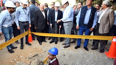 وزير البترول يتفقد أعمال توصيل الغاز الطبيعى لمنازل 