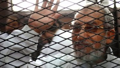 نقل إعادة محاكمة بديع و74 آخرين في قضية 