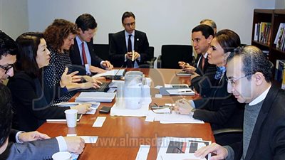 سحر نصر تتفق مع 