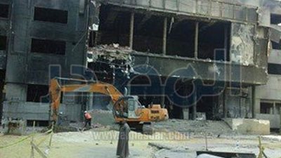 بالصور..بدء عمليات هدم مبنى 