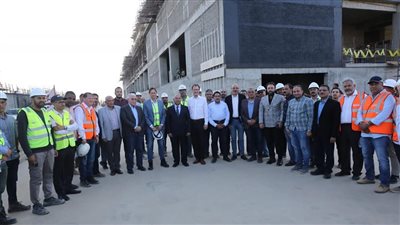 «الوزير» و رئيس «سيمنز» يتفقدان محطة القطار الكهربائي بالعاصمة الإدارية