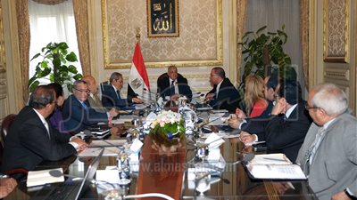 رئيس الوزراء يترأس اجتماعا للتنسيق بشأن المشروعات الصغيرة والمتوسطة