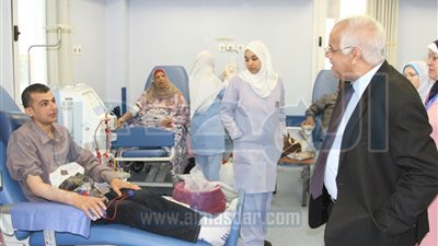 بالصور.. وزير النقل في زيارة مفاجئة لمستشفى السكك الحديدية